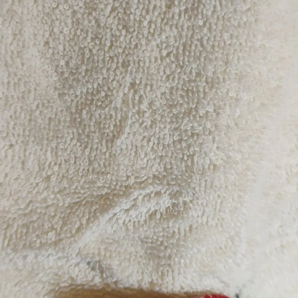 Christmas theme bath towel white w/ cat wearing hat by Santens brand circa 1990s